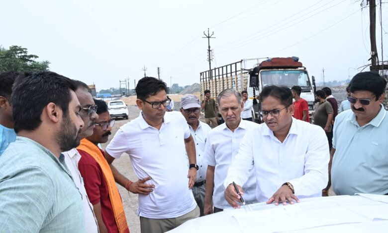 शहर में चल रहे प्रमुख विकास कार्यों का किया निरीक्षण, गुणवत्ता और समय-सीमा पर दिया विशेष जोर शहर में चल रहे प्रमुख विकास कार्यों का किया निरीक्षण, गुणवत्ता और समय-सीमा पर दिया विशेष जोर