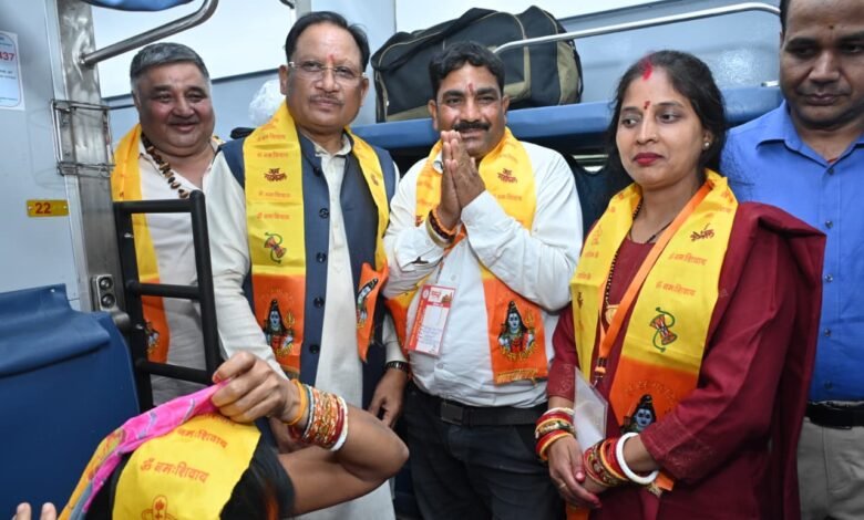 मुख्यमंत्री ने विशेष ट्रेन को हरी झंडी दिखाकर सोमनाथ स्वाभिमान सांस्कृतिक यात्रा का किया शुभारंभ मुख्यमंत्री ने विशेष ट्रेन को हरी झंडी दिखाकर सोमनाथ स्वाभिमान सांस्कृतिक यात्रा का किया शुभारंभ