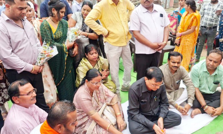 उद्योग मंत्री श्री लखनलाल देवांगन ने सड़क डामरीकरण का कार्य प्रारंभ कराया