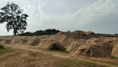अवैध रेत उत्खनन पर जिला प्रशासन की बड़ी कार्रवाई, 200 ट्रैक्टर-ट्रॉली रेत जब्त