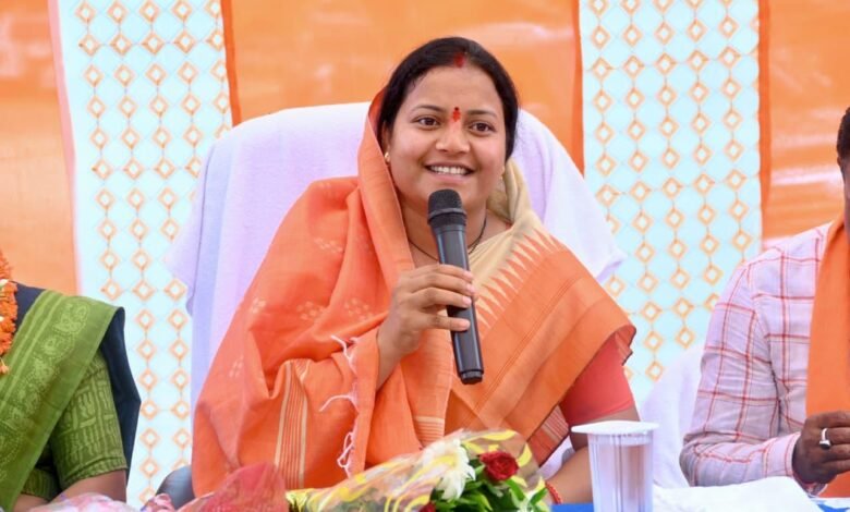 नवविकास की राह पर अग्रसर बस्तर :जगरगुण्डा पहुंचने वाली पहली महिला मंत्री बनी श्रीमती लक्ष्मी राजवाड़े