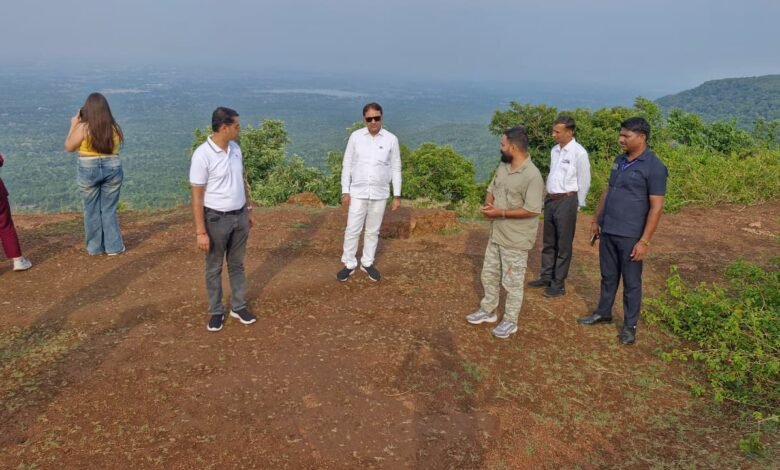 छत्तीसगढ़ पर्यटन मंडल के प्रबंध संचालक श्री विवेक आचार्य और अध्यक्ष श्री नीलू शर्मा ने प्रमुख पर्यटन स्थल राजमेरगढ़ का किया दौरा