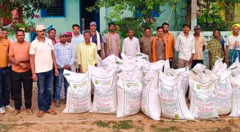 तिलहन उत्पादन बढ़ाने की दिशा में सशक्त पहल, कोटमीकला के किसानों को मिला उन्नत मूंगफली बीज