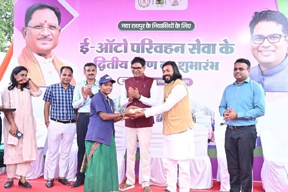 पिंक ऑटो प्रोजेक्ट के द्वितीय चरण शुरू, 52 महिलाओं को मिला ई-ऑटो, 25 से 30 हजार रुपए प्रतिमाह आय