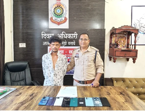 दो अलग-अलग मामलों में 2 शातिर चोर गिरफ्तार, 11 नग महंगे स्मार्टफोन, कीमती घड़ियां और नकदी बरामद दो अलग-अलग मामलों में 2 शातिर चोर गिरफ्तार, 11 नग महंगे स्मार्टफोन, कीमती घड़ियां और नकदी बरामद