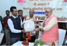 रेशम, खादी और हथकरघा क्षेत्र को नई दिशा: बुनकरों और शिल्पियों की आय बढ़ाने के लिए डिजाइन प्रशिक्षण एवं नवाचार पर जोर