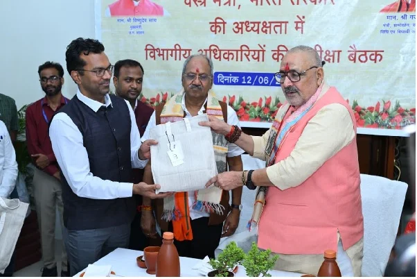 रेशम, खादी और हथकरघा क्षेत्र को नई दिशा: बुनकरों और शिल्पियों की आय बढ़ाने के लिए डिजाइन प्रशिक्षण एवं नवाचार पर जोर रेशम, खादी और हथकरघा क्षेत्र को नई दिशा: बुनकरों और शिल्पियों की आय बढ़ाने के लिए डिजाइन प्रशिक्षण एवं नवाचार पर जोर