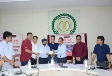 रायपुर ऑटोमोबाइल डीलर्स एसोसिएशन ने रेडक्रॉस सोसाइटी के लिए दी सहयोग राशि, कलेक्टर को सौंपा 1 लाख रूपए का चेक