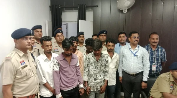 अंतर्राज्यीय चैन स्नैचिंग एवं लूट गिरोह का पर्दाफाश, महिलाओं को निशाना बनाने वाले गिरोह के 6 आरोपी गिरफ्तार अंतर्राज्यीय चैन स्नैचिंग एवं लूट गिरोह का पर्दाफाश, महिलाओं को निशाना बनाने वाले गिरोह के 6 आरोपी गिरफ्तार