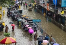 मुंबई में तीसरे दिन लगातार मूसलाधार बारिश, जनजीवन को बुरी तरह प्रभावित, दर्जनों ट्रेनें रद्द