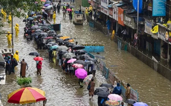 मुंबई में तीसरे दिन लगातार मूसलाधार बारिश, जनजीवन को बुरी तरह प्रभावित, दर्जनों ट्रेनें रद्द मुंबई में तीसरे दिन लगातार मूसलाधार बारिश, जनजीवन को बुरी तरह प्रभावित, दर्जनों ट्रेनें रद्द