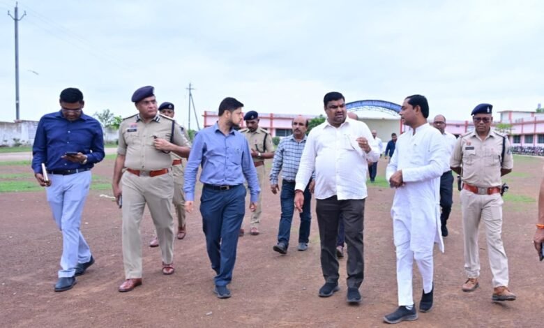 गनियारी पहुंचे स्कूल शिक्षा मंत्री गजेन्द्र यादव, पद्म विभूषण डॉ. तीजन बाई के दशगात्र एवं श्रद्धांजलि कार्यक्रम की तैयारियों का लिया जायजा गनियारी पहुंचे स्कूल शिक्षा मंत्री गजेन्द्र यादव, पद्म विभूषण डॉ. तीजन बाई के दशगात्र एवं श्रद्धांजलि कार्यक्रम की तैयारियों का लिया जायजा