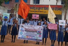 ​रायपुर : ​चैतमा के नौनिहालों ने नुक्कड़ नाटक और मानव श्रृंखला से दिया जनसंख्या स्थिरीकरण का संदेश