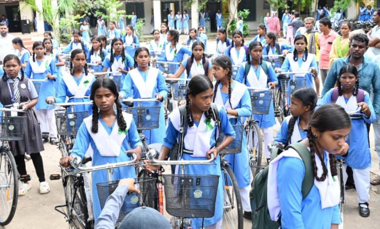 सुशासन का पहिया: सरस्वती सायकल योजना से संवर रहा छत्तीसगढ़ की बेटियों का भविष्य सुशासन का पहिया: सरस्वती सायकल योजना से संवर रहा छत्तीसगढ़ की बेटियों का भविष्य