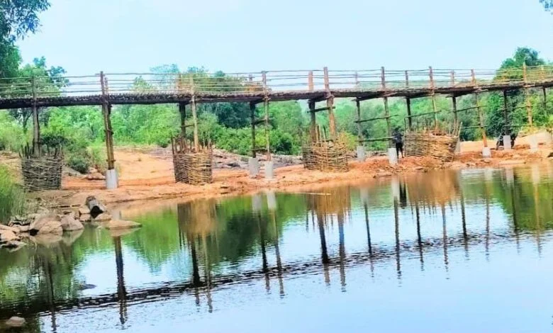 नारायणपुर के दुर्गम क्षेत्र में आईटीबीपी ने ग्रामीणों के साथ मिलकर 250 फीट लंबा पुल किया खड़ा नारायणपुर के दुर्गम क्षेत्र में आईटीबीपी ने ग्रामीणों के साथ मिलकर 250 फीट लंबा पुल किया खड़ा