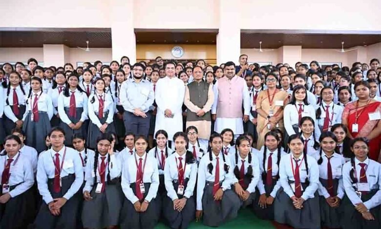लोकतंत्र की पाठशाला बना विधानसभा परिसर: शकुंतला विद्यालय के विद्यार्थियों ने सदन की कार्यवाही का किया अवलोकन लोकतंत्र की पाठशाला बना विधानसभा परिसर: शकुंतला विद्यालय के विद्यार्थियों ने सदन की कार्यवाही का किया अवलोकन