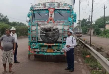 सड़क किनारे खड़े ट्रकों के खिलाफ विशेष अभियान, ई-चालान और BNS के तहत कार्रवाई