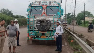 सड़क किनारे खड़े ट्रकों के खिलाफ विशेष अभियान, ई-चालान और BNS के तहत कार्रवाई सड़क किनारे खड़े ट्रकों के खिलाफ विशेष अभियान, ई-चालान और BNS के तहत कार्रवाई