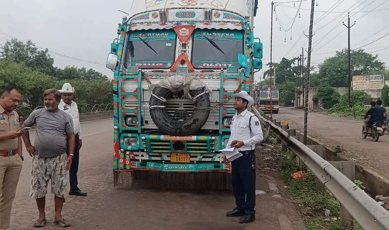 सड़क किनारे खड़े ट्रकों के खिलाफ विशेष अभियान, ई-चालान और BNS के तहत कार्रवाई