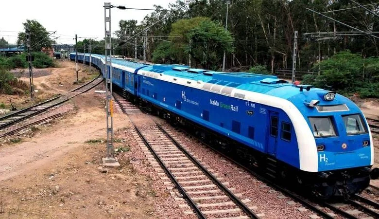 डीज़ल के धुएँ की जगह केवल जलवाष्प का उत्सर्जन, भारत की हाइड्रोजन ट्रेन की कहानी