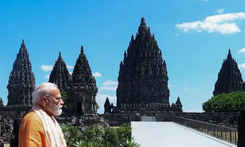पीएम मोदी ने यूनेस्को विश्व धरोहर स्थल प्रंबानन मंदिर परिसर में किए दर्शन पीएम मोदी ने यूनेस्को विश्व धरोहर स्थल प्रंबानन मंदिर परिसर में किए दर्शन