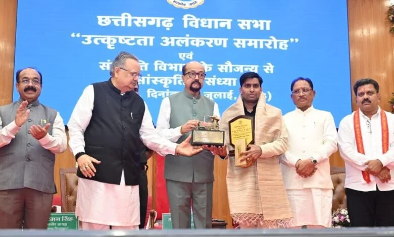 उत्कृष्टता अलंकरण समारोह : दो विधायक और तीन पत्रकार हुए सम्मानित उत्कृष्टता अलंकरण समारोह : दो विधायक और तीन पत्रकार हुए सम्मानित