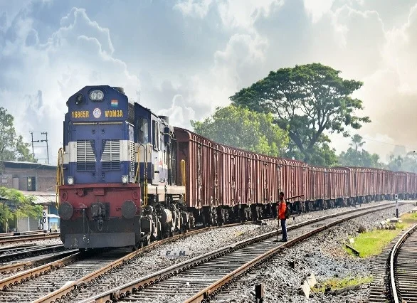 पिछले वर्ष इसी महीने की तुलना में माल ढुलाई में 4 प्रतिशत और यात्री यातायात में स्थिर वृद्धि