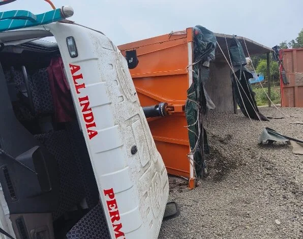 लापरवाही पूर्वक वाहन चलाकर एक्सीडेण्ट करने वाले वाहन चालक को भेजा जेल लापरवाही पूर्वक वाहन चलाकर एक्सीडेण्ट करने वाले वाहन चालक को भेजा जेल