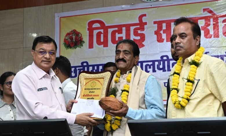 मंत्रालय के तीन अधिकारी-कर्मचारियों को सम्मानपूर्ण विदाई मंत्रालय के तीन अधिकारी-कर्मचारियों को सम्मानपूर्ण विदाई