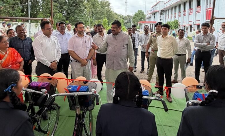 शिक्षा मंत्री गजेंद्र यादव ने बस्तर संभाग की शिक्षा व्यवस्था की समीक्षा की