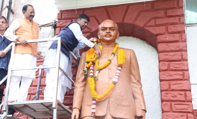 डॉ. श्यामा प्रसाद मुखर्जी की जयंती पर वन मंत्री श्री कश्यप ने अर्पित की पुष्पांजलि डॉ. श्यामा प्रसाद मुखर्जी की जयंती पर वन मंत्री श्री कश्यप ने अर्पित की पुष्पांजलि