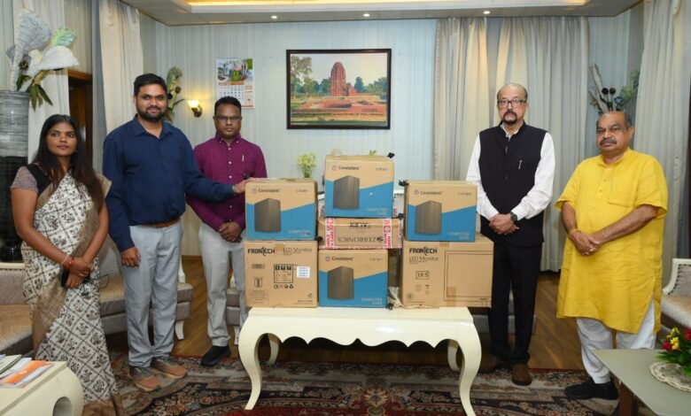 स्वेच्छानुदान मद से सुदूर वनांचल स्थित स्वामी आत्मानंद स्कूल, मांझीगुडा को 10 कंप्यूटर प्रदत्त स्वेच्छानुदान मद से सुदूर वनांचल स्थित स्वामी आत्मानंद स्कूल, मांझीगुडा को 10 कंप्यूटर प्रदत्त