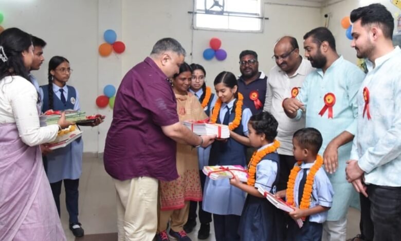 बेटियों के सपनों को मिली नई उड़ान, शाला प्रवेश उत्सव में शामिल हुए पर्यटन एवं संस्कृति मंत्री श्री राजेश अग्रवाल बेटियों के सपनों को मिली नई उड़ान, शाला प्रवेश उत्सव में शामिल हुए पर्यटन एवं संस्कृति मंत्री श्री राजेश अग्रवाल