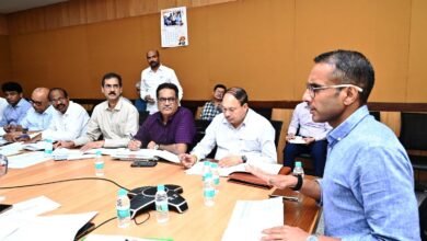 कार्यों में तेजी लाने लोक निर्माण विभाग और रेलवे के अधिकारियों को बेहतर समन्वय से काम करने के दिए निर्देश