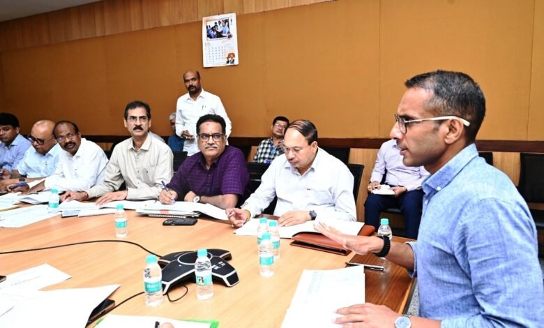 कार्यों में तेजी लाने लोक निर्माण विभाग और रेलवे के अधिकारियों को बेहतर समन्वय से काम करने के दिए निर्देश