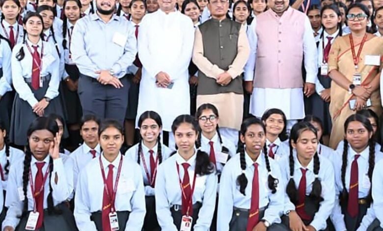 लोकतंत्र की पाठशाला बना विधानसभा परिसर: शकुंतला विद्यालय के विद्यार्थियों ने सदन की कार्यवाही का किया अवलोकन लोकतंत्र की पाठशाला बना विधानसभा परिसर: शकुंतला विद्यालय के विद्यार्थियों ने सदन की कार्यवाही का किया अवलोकन