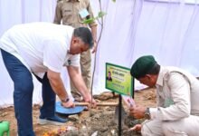 “एक पेड़ माँ के नाम” अभियान के तहत  मंत्री श्री राजेश अग्रवाल ने नवीन विधानसभा परिसर में लगाया पौधा