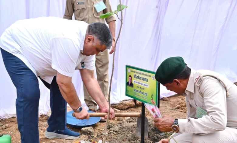 “एक पेड़ माँ के नाम” अभियान के तहत मंत्री श्री राजेश अग्रवाल ने नवीन विधानसभा परिसर में लगाया पौधा “एक पेड़ माँ के नाम” अभियान के तहत मंत्री श्री राजेश अग्रवाल ने नवीन विधानसभा परिसर में लगाया पौधा