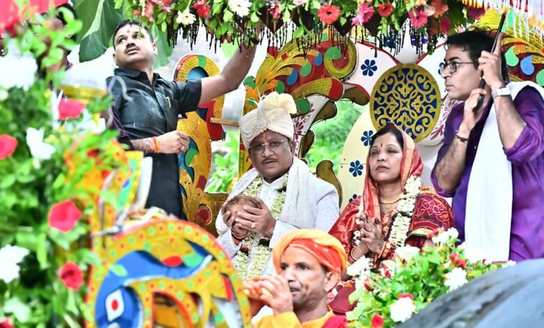 मुख्यमंत्री श्री विष्णुदेव साय ने दोकड़ा की ऐतिहासिक रथयात्रा में निभाई गजपति महाराजा की परंपरा : भगवान श्री जगन्नाथ का रथ खींचकर प्रदेशवासियों के सुख, समृद्धि और खुशहाली की कामना की मुख्यमंत्री श्री विष्णुदेव साय ने दोकड़ा की ऐतिहासिक रथयात्रा में निभाई गजपति महाराजा की परंपरा : भगवान श्री जगन्नाथ का रथ खींचकर प्रदेशवासियों के सुख, समृद्धि और खुशहाली की कामना की