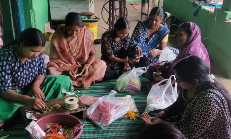 रायगढ़ में स्व-सहायता समूह की दीदियों ने तैयार कीं अनोखी बीज राखियां रायगढ़ में स्व-सहायता समूह की दीदियों ने तैयार कीं अनोखी बीज राखियां