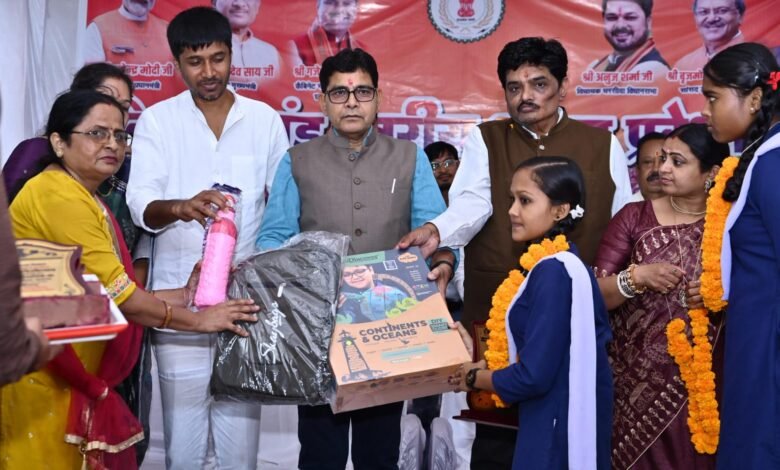 शिक्षा के साथ संस्कारों का समावेश ही समृद्ध छत्तीसगढ़ की नींव – राजस्व मंत्री श्री टंक राम वर्मा शिक्षा के साथ संस्कारों का समावेश ही समृद्ध छत्तीसगढ़ की नींव – राजस्व मंत्री श्री टंक राम वर्मा