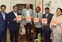 राज्यपाल श्री डेका को प्रमुख लोकायुक्त श्री उबोवेजा ने आयोग का वार्षिक प्रतिवेदन सौंपा