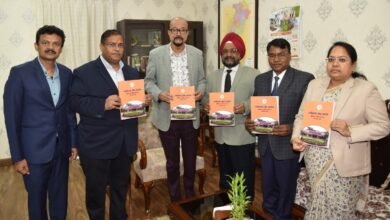 राज्यपाल श्री डेका को प्रमुख लोकायुक्त श्री उबोवेजा ने आयोग का वार्षिक प्रतिवेदन सौंपा
