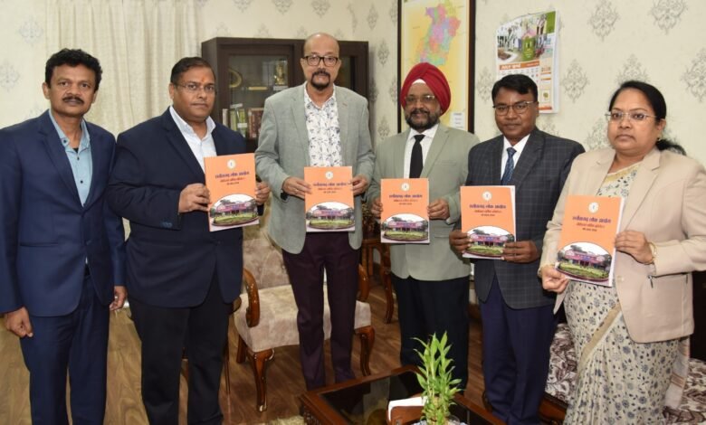 राज्यपाल श्री डेका को प्रमुख लोकायुक्त श्री उबोवेजा ने आयोग का वार्षिक प्रतिवेदन सौंपा राज्यपाल श्री डेका को प्रमुख लोकायुक्त श्री उबोवेजा ने आयोग का वार्षिक प्रतिवेदन सौंपा