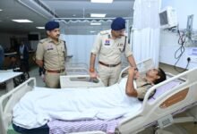 पुलिस कमिश्नर संजीव शुक्ला ने अस्पताल पहुंचकर घायल पुलिस जवानों का जाना हाल