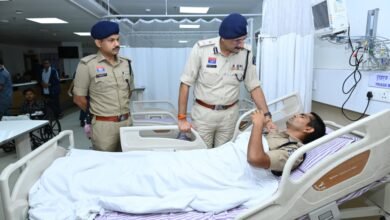 पुलिस कमिश्नर संजीव शुक्ला ने अस्पताल पहुंचकर घायल पुलिस जवानों का जाना हाल