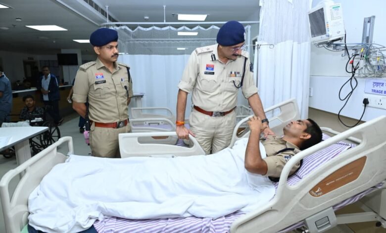 पुलिस कमिश्नर संजीव शुक्ला ने अस्पताल पहुंचकर घायल पुलिस जवानों का जाना हाल पुलिस कमिश्नर संजीव शुक्ला ने अस्पताल पहुंचकर घायल पुलिस जवानों का जाना हाल