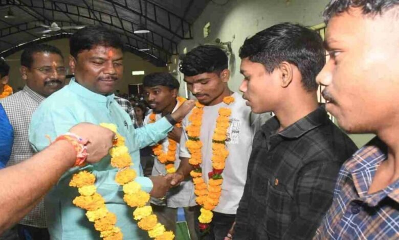 छू लो आसमान के सफल विद्यार्थियों का वन मंत्री श्री केदार कश्यप ने किया सम्मान