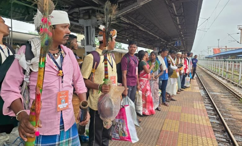 बदलते बस्तर का संदेश लेकर दिल्ली रवाना हुआ बस्तर का प्रतिनिधिमंडल बदलते बस्तर का संदेश लेकर दिल्ली रवाना हुआ बस्तर का प्रतिनिधिमंडल