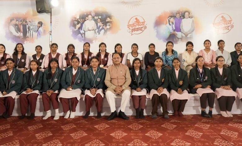 जनजातीय प्रतिभाओं के सपनों को नई उड़ान: मुख्यमंत्री श्री साय ने नीट सफल विद्यार्थियों से किया आत्मीय संवाद